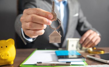 Emlakçı ev tuşunu basılı tutarak.