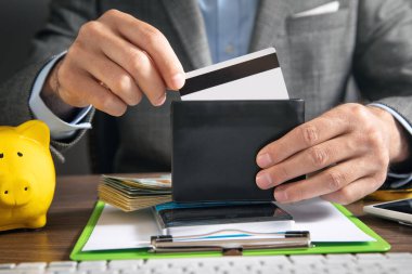 Kredi kartı ve cüzdan tutan adam..