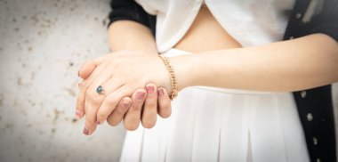 Mücevher bilezik takan bir kadın..