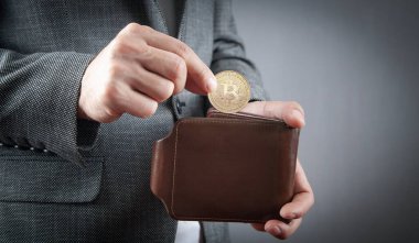  Adam cüzdanına Bitcoin koyuyor..