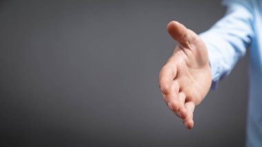 İş adamı ofiste el sıkışma teklif ediyor.