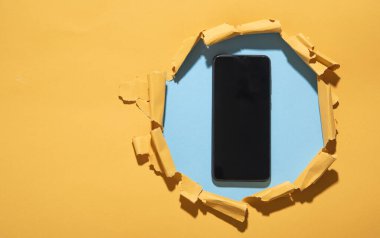 Yırtık kağıtlı akıllı telefon..