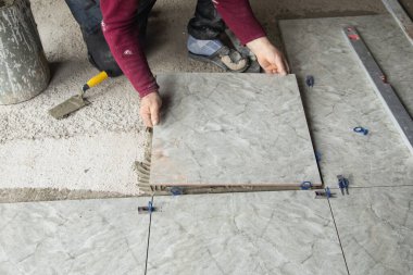 Seramik seramik seramik döşeme. Zemini yeniliyorum.