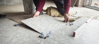 Seramik seramik seramik döşeme. Zemini yeniliyorum.