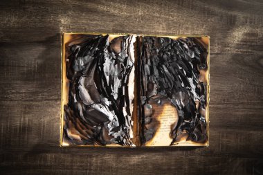 Ahşap masada yanan kitap.. 