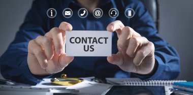 Kağıt üzerinde Kişi Biz iletisini gösteren adam.