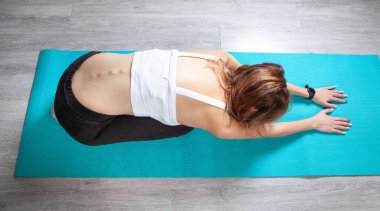 genç kadın egzersiz evde.