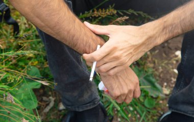 Dışarıda sigara içen bir adam. Sigara içme kavramı