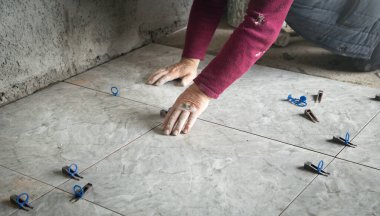 Seramik seramik seramik döşeme. Zemini yeniliyorum.