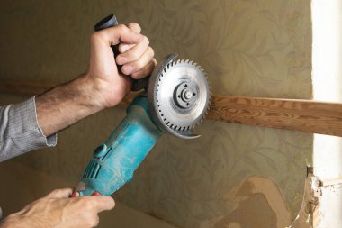 Tahta kesen dairesel bir testere ile çalışmak.