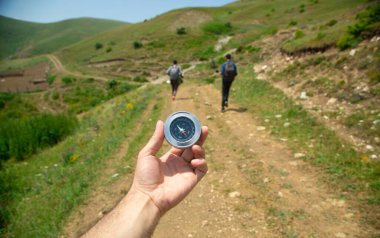 Doğada pusula tutan gezgin.