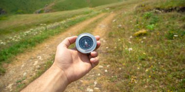 Doğada pusula tutan gezgin.