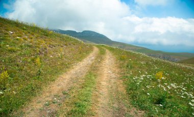 Doğadaki toprak yol. Ermenistan. Yaz