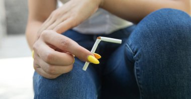 Dışarıda sigara içen bir kadın..