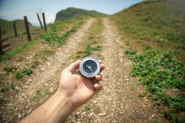 Doğada pusula tutan gezgin.