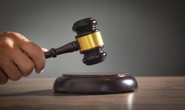 Erkek yargıç mahkeme salonunda tokmağa vuruyor.. 