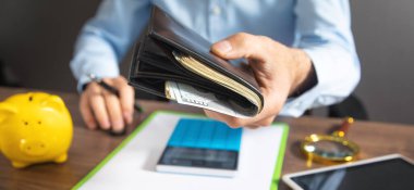 Cüzdanı olan bir iş adamı..