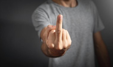 Beyaz adam orta parmağını gösteriyor..