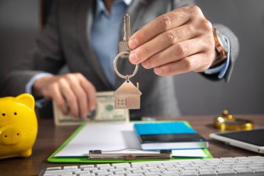 Emlakçı ev tuşunu basılı tutarak.