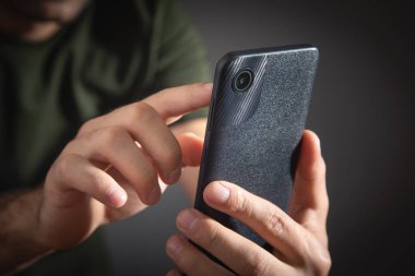 Akıllı telefonla fotoğraf çeken bir adam..