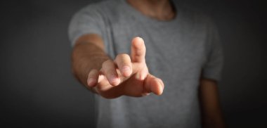 Ekranda parmakla göstermek ya da dokunmak. 