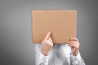 Kafasında karton kutu olan beyaz bir adam..