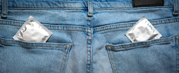 Презерватив в синих джинсах
.