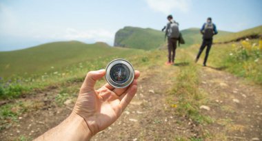Doğada pusula tutan gezgin.