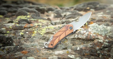 Taş dokusu ya da arkaplan üzerinde bıçak. 