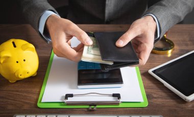 Cüzdanı olan bir iş adamı..