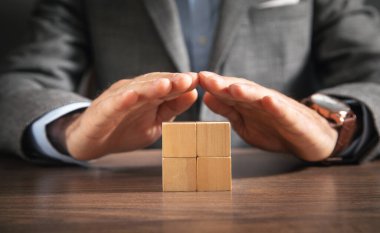 İşadamı tahta boş küpleri gösteriyor.