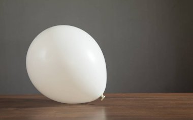 Tahta masada beyaz balon.