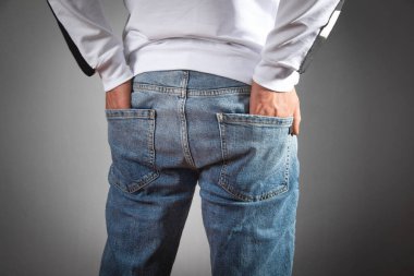 Kotun cebinde erkek elleri.