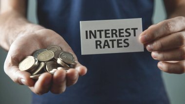 Faiz oranlarını gösteren adam kartvizitte metin gösteriyor.