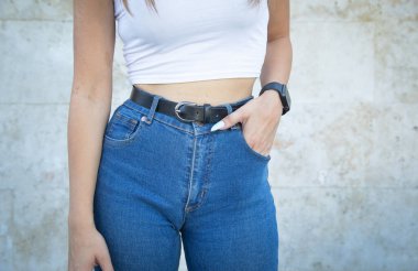 Kot pantolon giyen beyaz bir kadın..