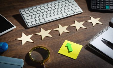 Masasında iş eşyası olan tahtadan 5 yıldız. Reytingleri yükselt