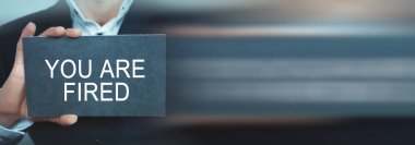 Erkek eli kovulduğunu gösteriyor..