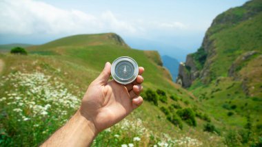 Doğada pusula tutan gezgin.
