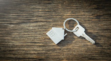 Evin anahtarları arka planda..