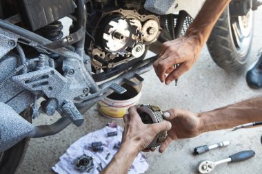 Motosiklet debriyajı tamircisi..