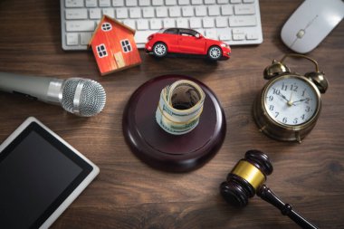 Yargıç tokmak, ev, para, araba, mikrofon, bilgisayar klavyesi. Açık Artırma Konsepti