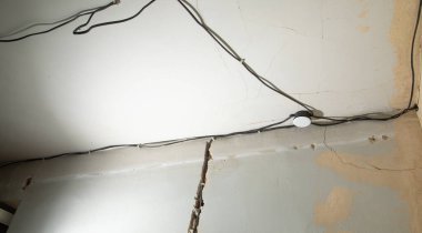 Evde elektrik kabloları kurulumu.