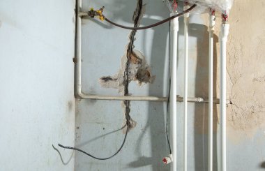 Plastik boru bağlanıyor. Su ısıtma radyatörü kuruluyor