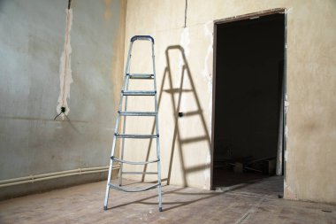 Yenilemeden önce evde katlanabilir merdiven.