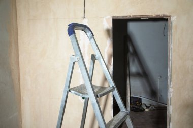 Yenilemeden önce evde katlanabilir merdiven.