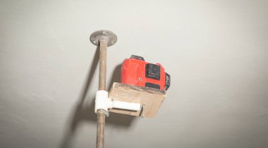 İnşaat alanında lazer seviyesi ölçüm aracı.