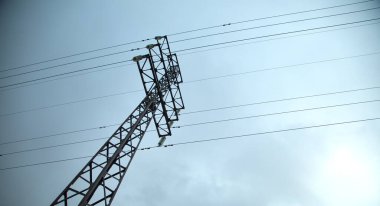  Aktarım güç hattı. Yüksek voltaj kulesi