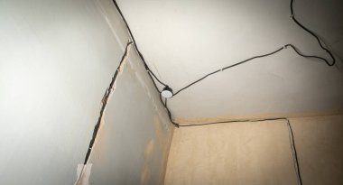 Evde elektrik kabloları kurulumu.