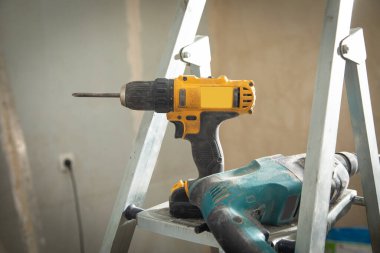 Evde kablosuz tornavida var. Yapı aracı