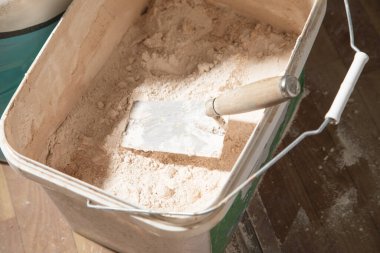 Spatula ile kova, iç onarım ve duvar hizalaması.